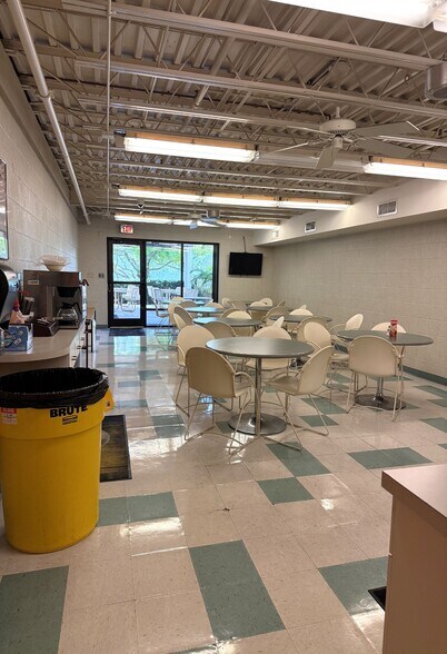 More Photos Of 5201 Tampa West Blvd, Tampa Flex For Lease