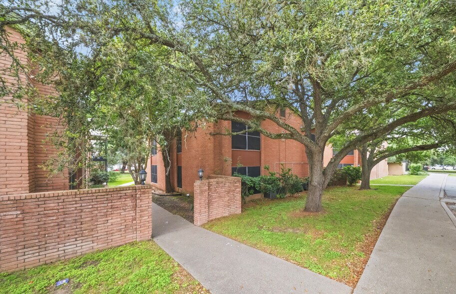 More Photos Of 611 S Ennis St, Bryan Apartments For Sale