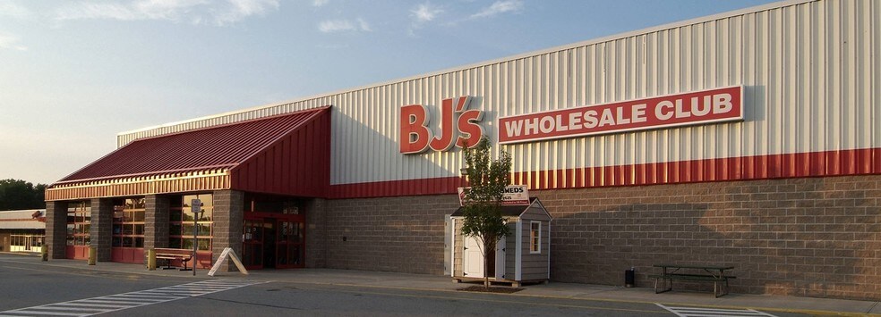 More Photos Of 1589-1601 Main St, Willimantic General Retail For Lease