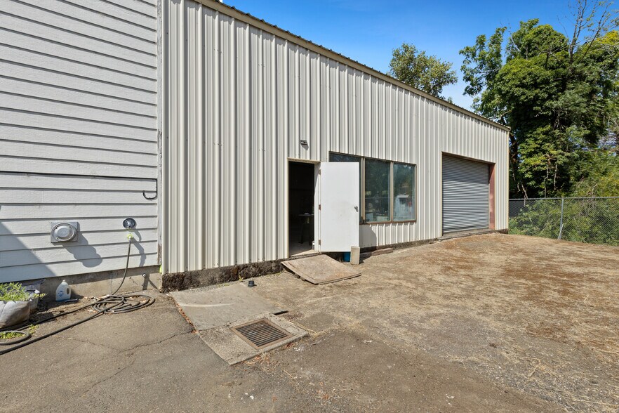 More Photos Of 5565 NE Stephens St, Winchester Auto Repair For Sale