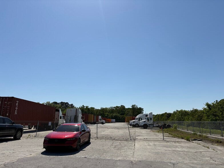 More Photos Of 17 Main St, Savannah Distribution For Lease