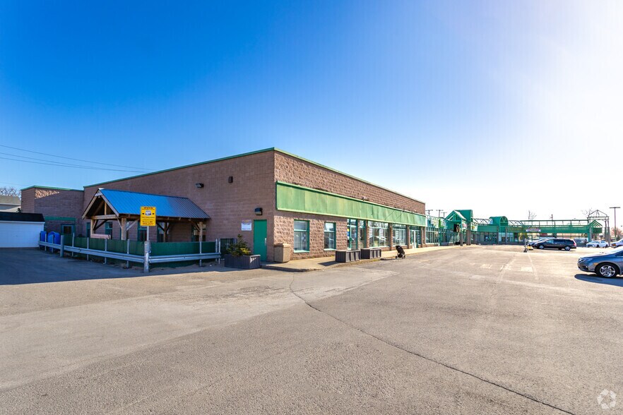 More Photos Of 2075-2155 Boul Des Seigneurs, Terrebonne Storefront For Lease