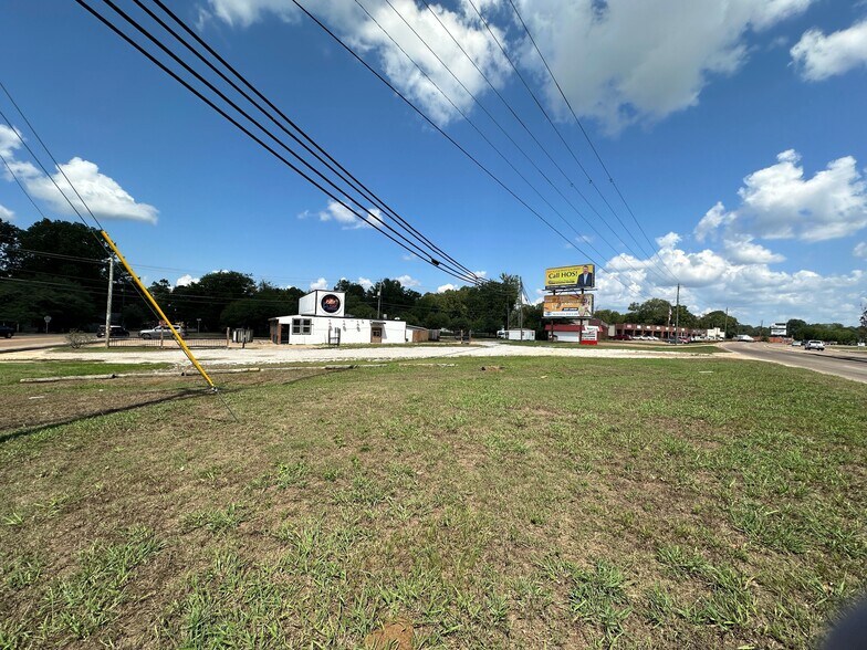 More Photos Of 106 Avenue of Patriots St, Starkville Restaurant For Sale