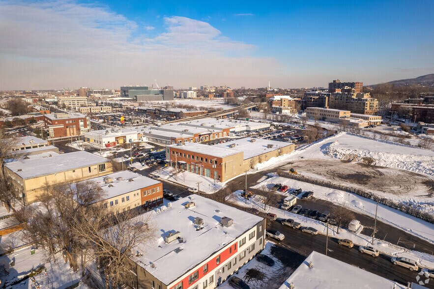 More Photos Of 265 Av Dunbar, Mont-Royal Office For Lease