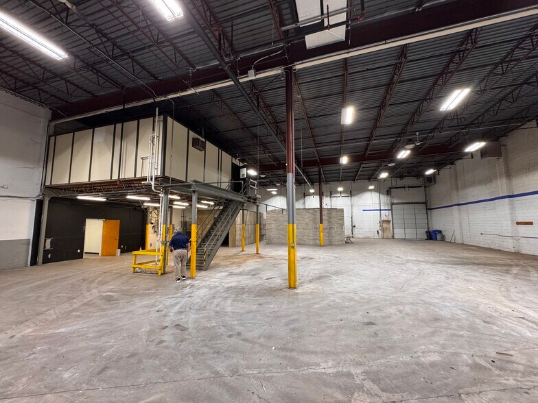More Photos Of 16 International Dr, East Granby Warehouse For Lease