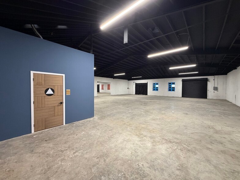 More Photos Of 3014 Floyd St, Burbank Warehouse For Sale