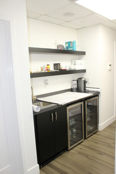 More Photos Of 2900 Bristol St, Costa Mesa Office For Sale