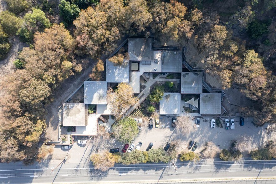 More Photos Of 29350 Pacific Coast Hwy, Malibu Office For Sale