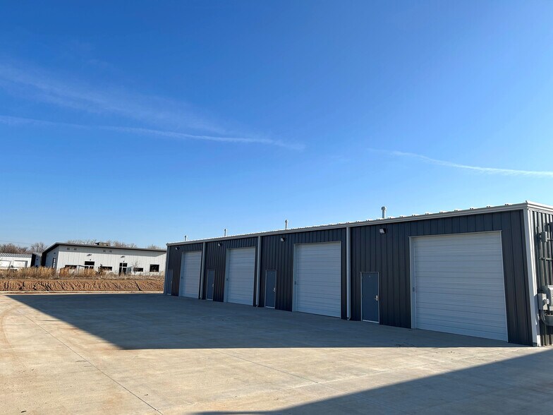 More Photos Of 3725-3729 N Ridgewood St, Wichita Light Distribution For Lease