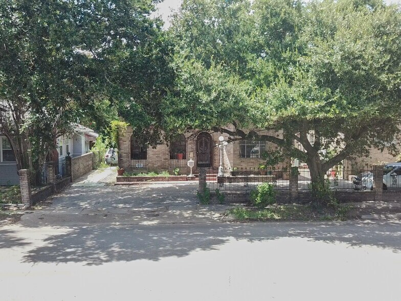 More Photos Of 1333-1335 Yale St, Houston General Retail For Sale