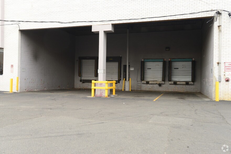 More Photos Of 585 Industrial Rd, Carlstadt Warehouse For Lease