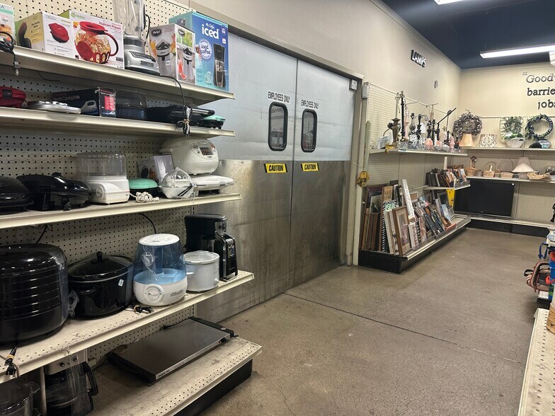 More Photos Of 301 E Wallace Kneeland Blvd, Shelton General Retail For Lease