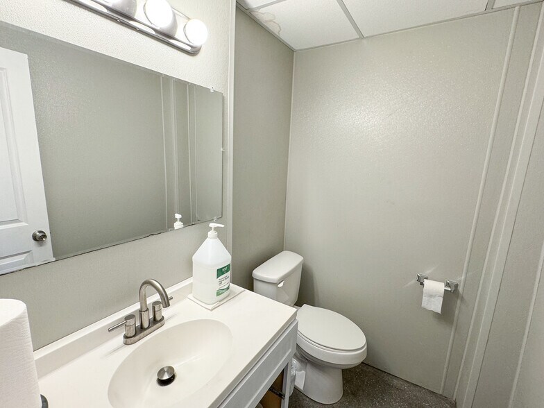 More Photos Of 17230-17232 Bel-Ray Pl, Belton Warehouse For Sale