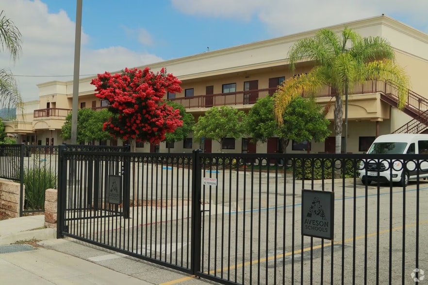 More Photos Of 575 W Altadena Dr, Altadena Schools For Lease