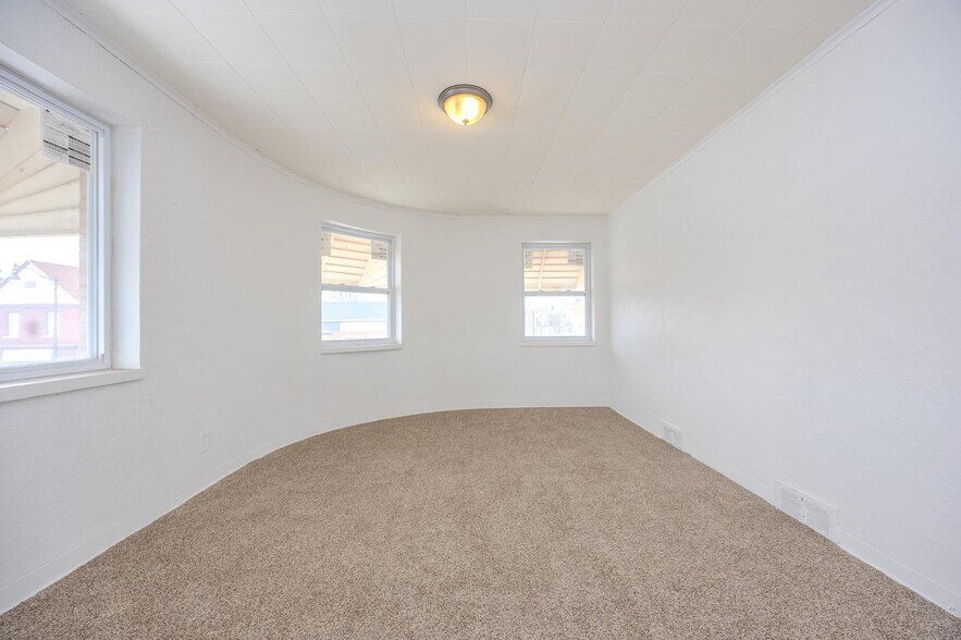 More Photos Of 2101 Pine Ave, Niagara Falls Storefront Retail Residential For Sale