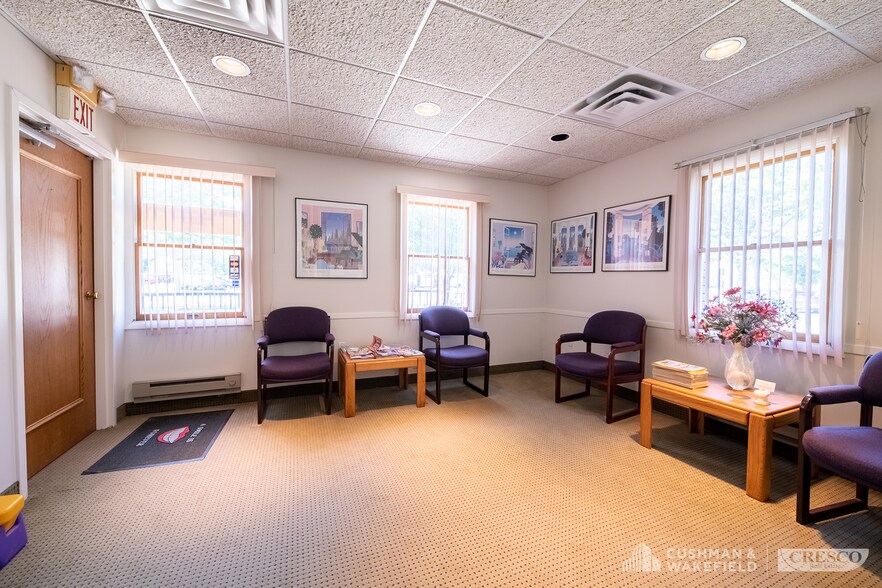 More Photos Of 5555 Mayfield Rd, Cleveland Office For Sale