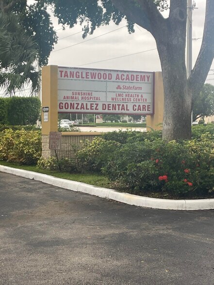 More Photos Of 9800-9860 Pines Blvd, Pembroke Pines Unknown For Lease