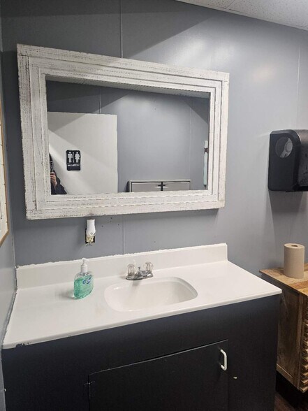 More Photos Of 305 Main St, Sheridan Storefront Retail Residential For Lease