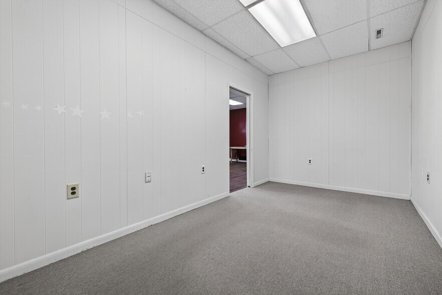 More Photos Of 300 Taugwonk Rd, Stonington Warehouse For Lease