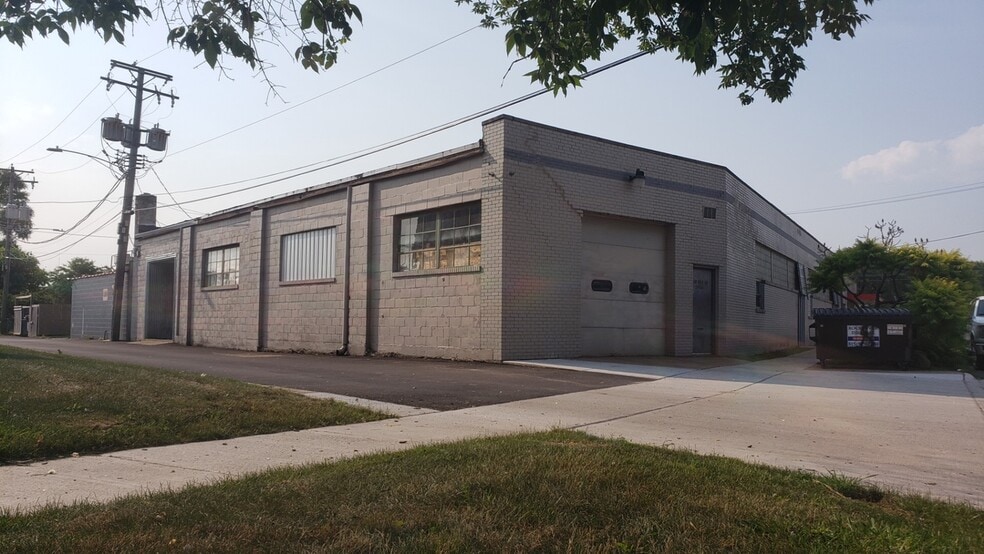 More Photos Of 2322 Charles St, Rockford General Retail For Sale