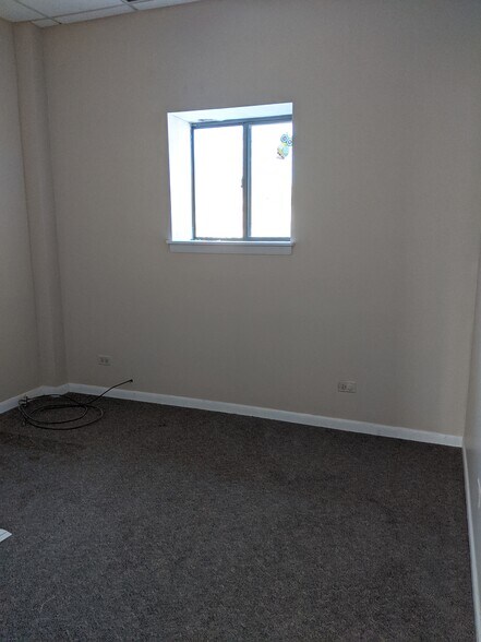 More Photos Of 6575-6577 N Avondale Ave, Chicago Service For Lease