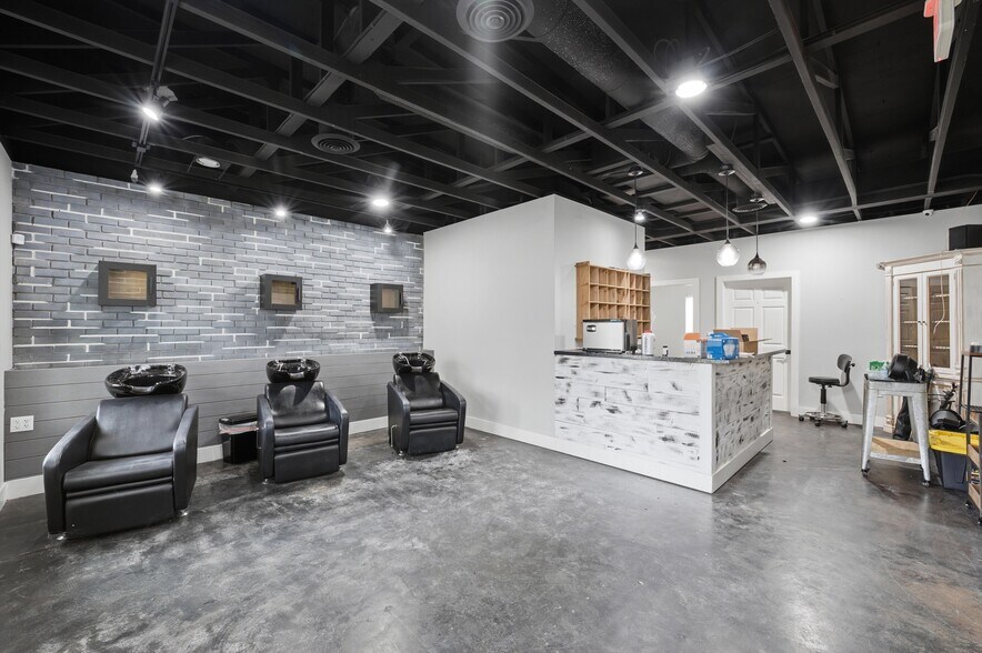 More Photos Of 2313 Washington Ave, Waco Freestanding For Lease
