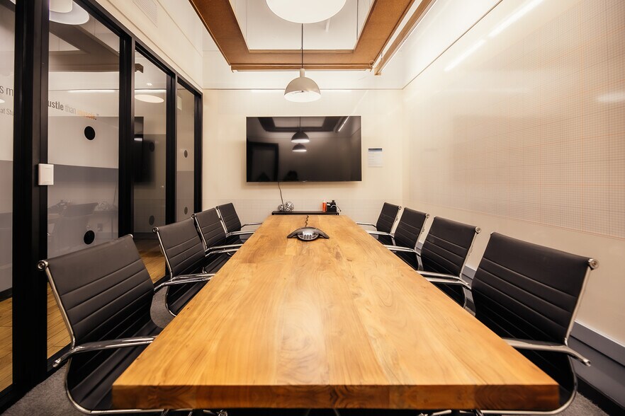 More Photos Of 100-112 S State St, Chicago Coworking Space