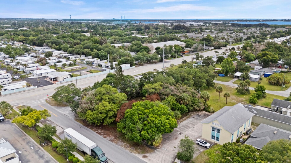 More Photos Of 725 12th St, Vero Beach Auto Repair For Sale