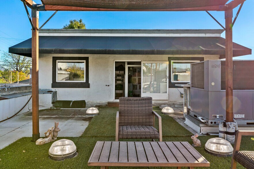 More Photos Of 10542 Burbank Blvd, North Hollywood Storefront Retail Office For Sale