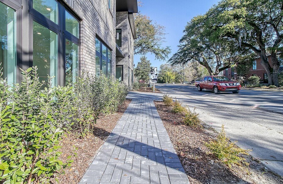 More Photos Of 208 N Cedar St, Summerville Office For Sale