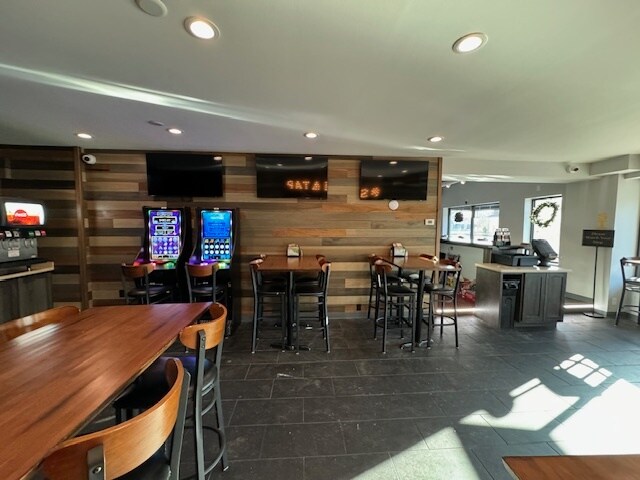 More Photos Of 8713 Gravois Rd, Saint Louis Restaurant For Lease