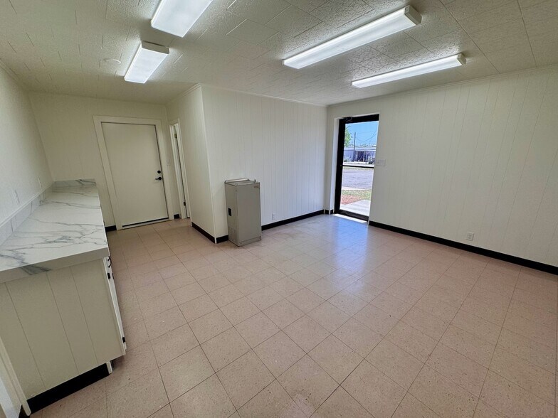 More Photos Of 1501 Lillian Ave, Jourdanton Flex For Lease