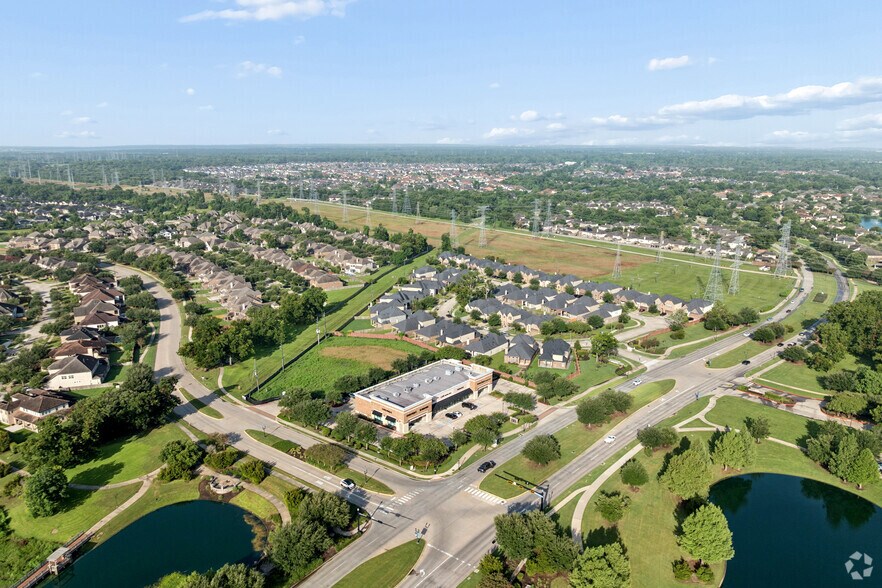 More Photos Of 18318 University Blvd, Sugar Land Storefront For Lease