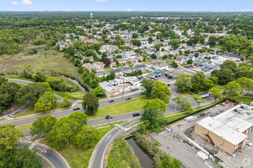 More Photos Of 1555 Merrick Rd, Merrick Warehouse For Lease