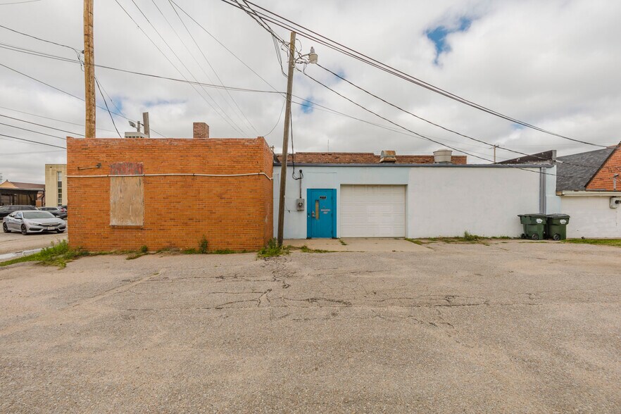 More Photos Of 110 N Poplar St, Hutchinson Warehouse For Sale
