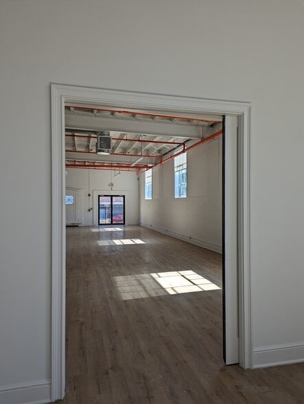 More Photos Of 583 Pacific St, Stamford Freestanding For Lease