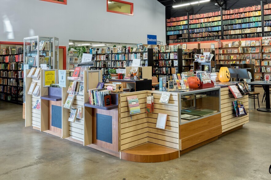 More Photos Of 462 E Henri De Tonti Blvd, Springdale Warehouse For Sale