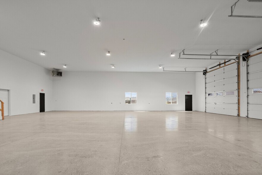 More Photos Of 7535 Roughsawn Dr, Helena Showroom For Lease