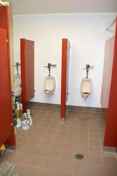 More Photos Of 1301 Industrial Park Rd, Mountain Grove Warehouse For Sale