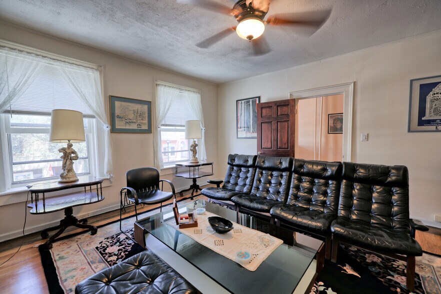 More Photos Of 511 Warren St, Hudson Storefront Retail Residential For Sale