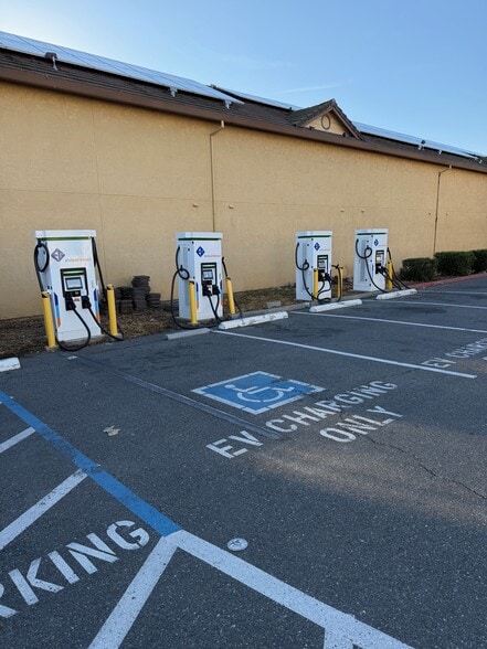 More Photos Of 1564 E Main St, Woodland Hotel For Sale