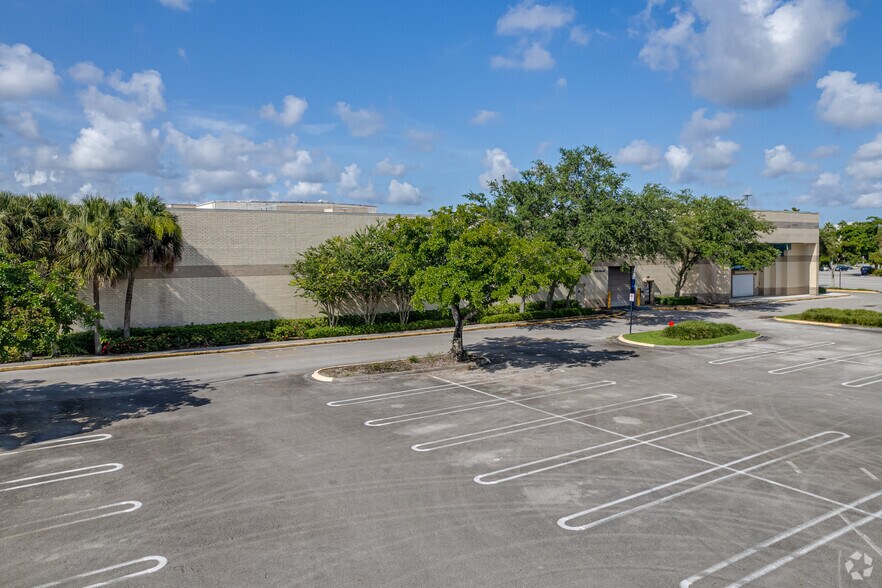 More Photos Of 9565 W Atlantic Blvd, Coral Springs Department Store For Lease