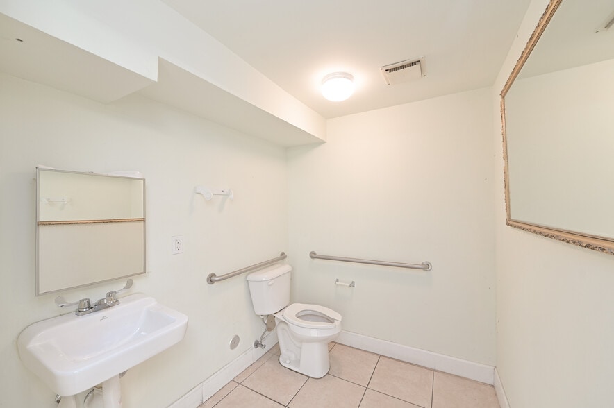 More Photos Of 13977-13981 SW 140th St, Miami Light Distribution For Sale