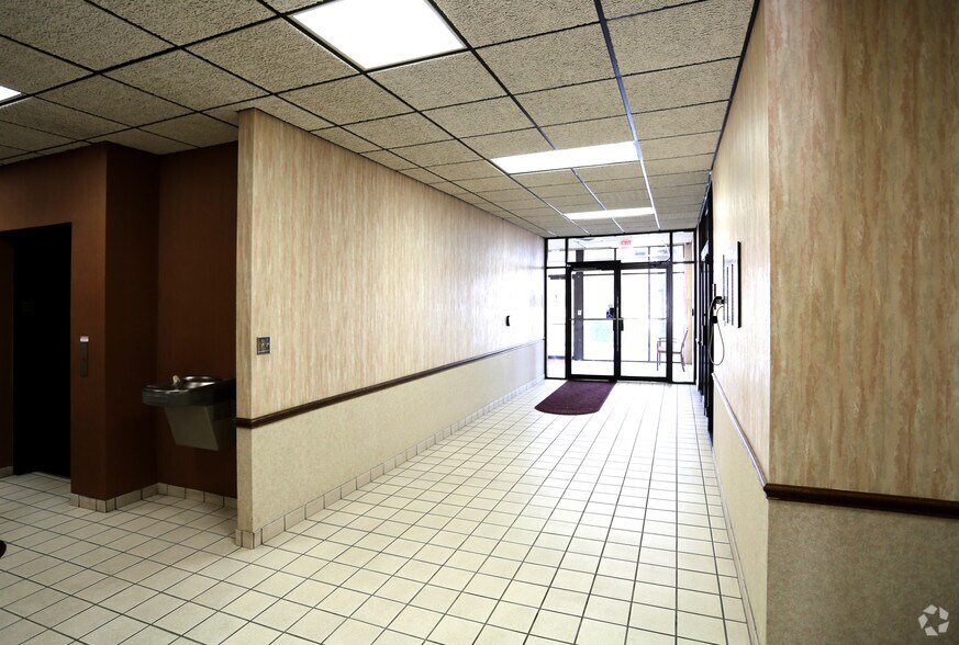 More Photos Of 411 Wolf Ledges Pky, Akron Office For Lease