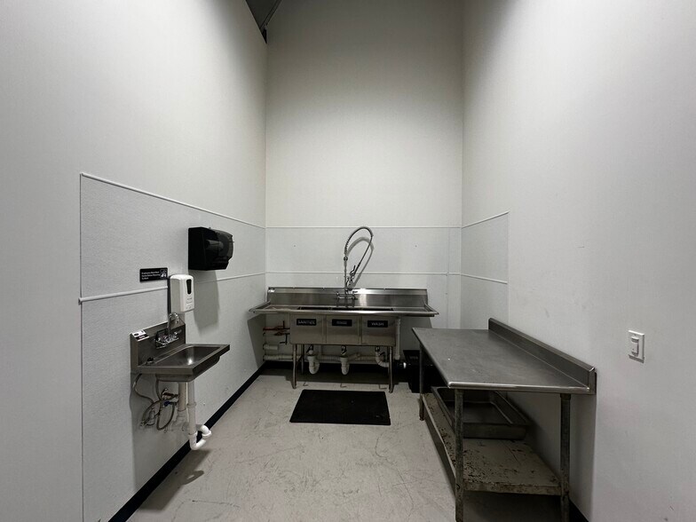 More Photos Of 3155 Bermuda St, Ferndale Manufacturing For Lease