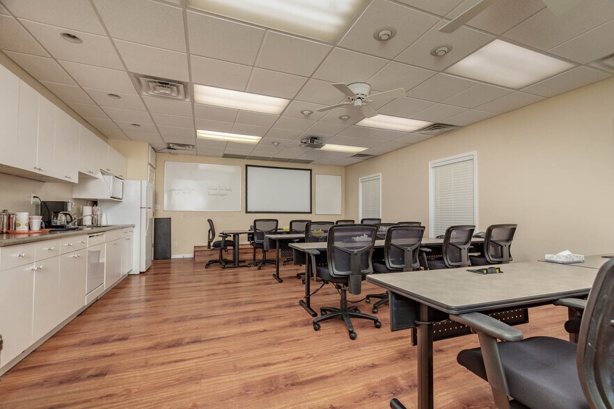 More Photos Of 116 Cliff Cave Rd, Saint Louis Office For Lease