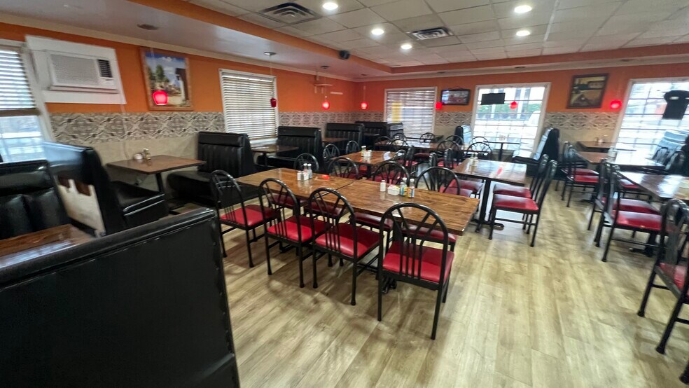 More Photos Of 2209 Meadow Dr, Louisville Restaurant For Lease