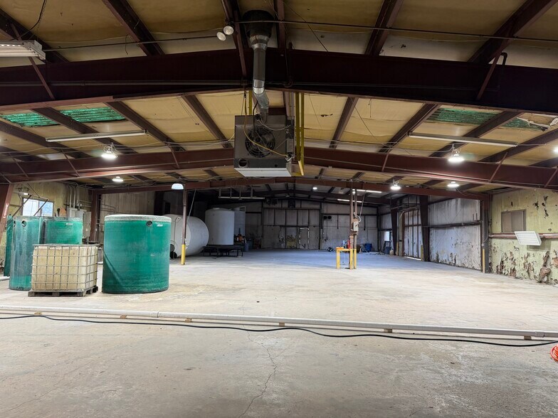 More Photos Of 3938 Runway Rd, Memphis Warehouse For Lease