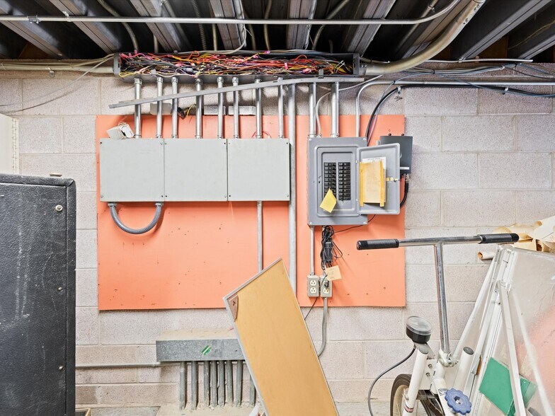 More Photos Of 126 S Maple St, Nowata Office For Sale