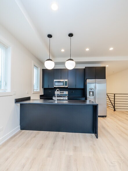 More Photos Of 6050 Eberhart ave, Chicago Apartments For Sale